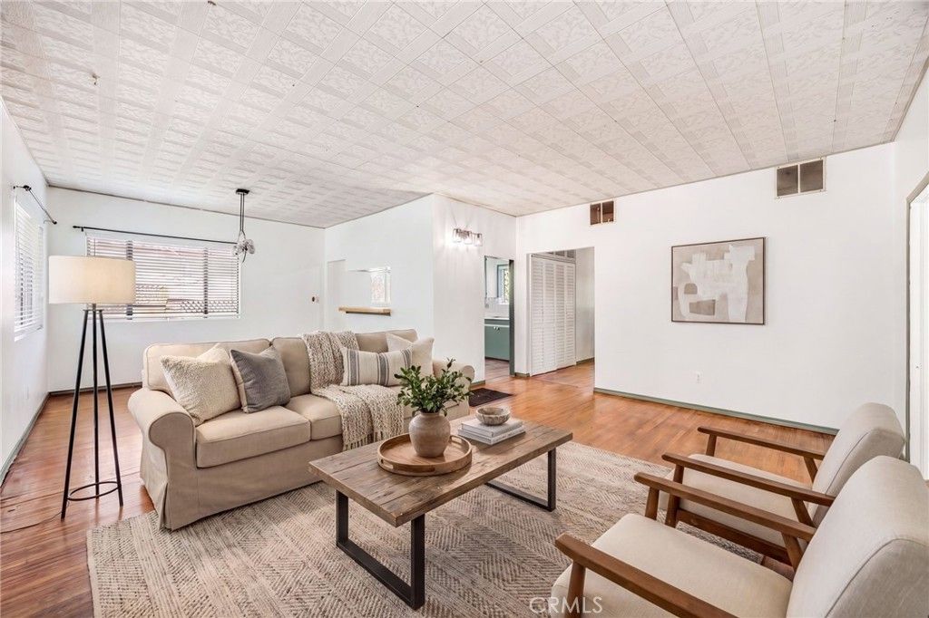 Image 6 of property listing at 918 Terrace 49, Los Angeles, CA 90042