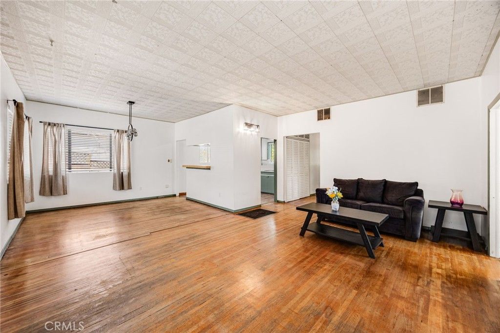Image 7 of property listing at 918 Terrace 49, Los Angeles, CA 90042