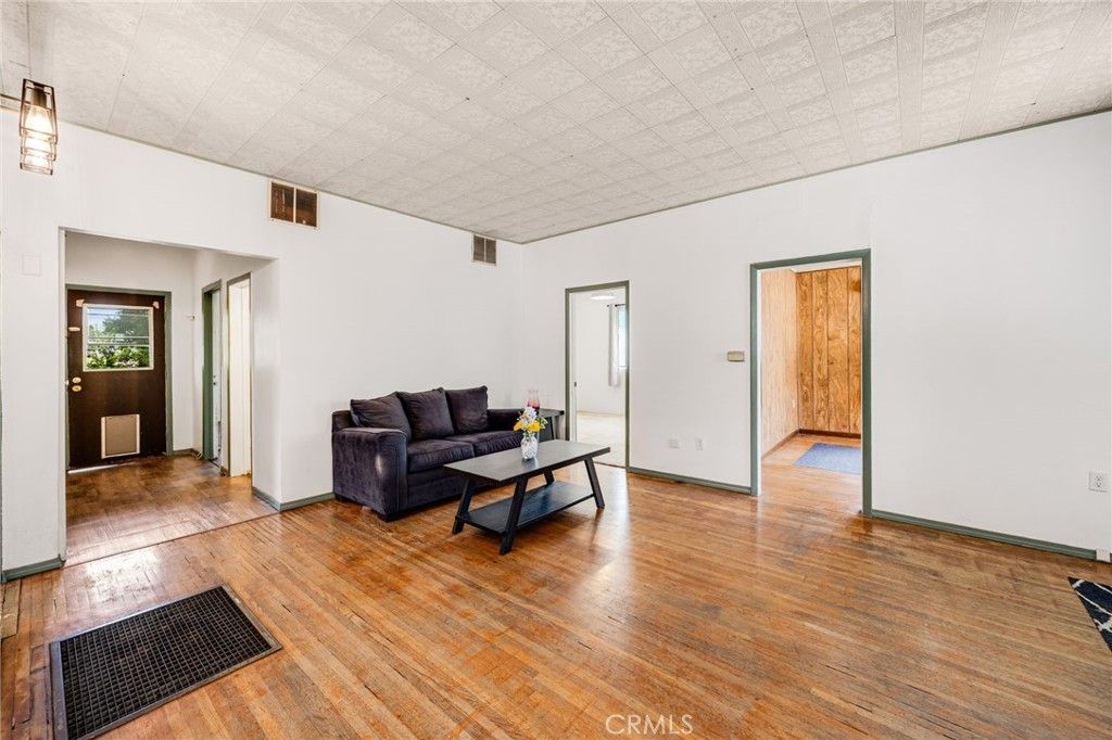 Image 8 of property listing at 918 Terrace 49, Los Angeles, CA 90042