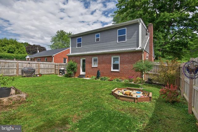 32 PENN AVE, Ephrata, PA 17522