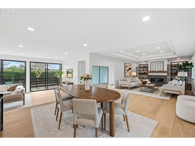 28 MONTICELLO Dr, Lake Oswego, OR 97035