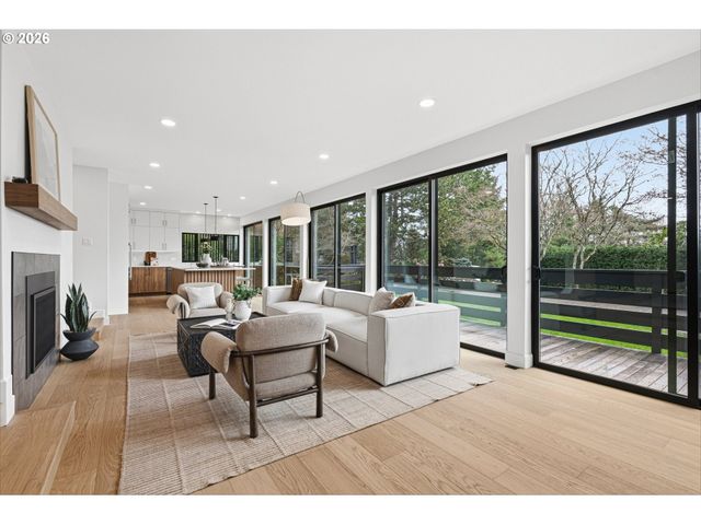 28 MONTICELLO Dr, Lake Oswego, OR 97035