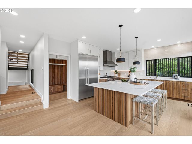 28 MONTICELLO Dr, Lake Oswego, OR 97035