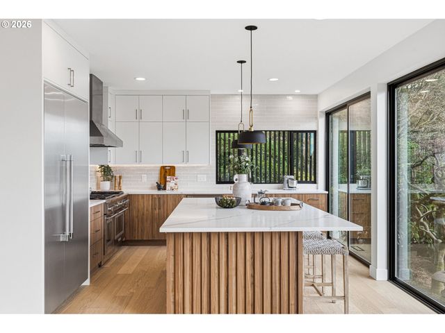 28 MONTICELLO Dr, Lake Oswego, OR 97035