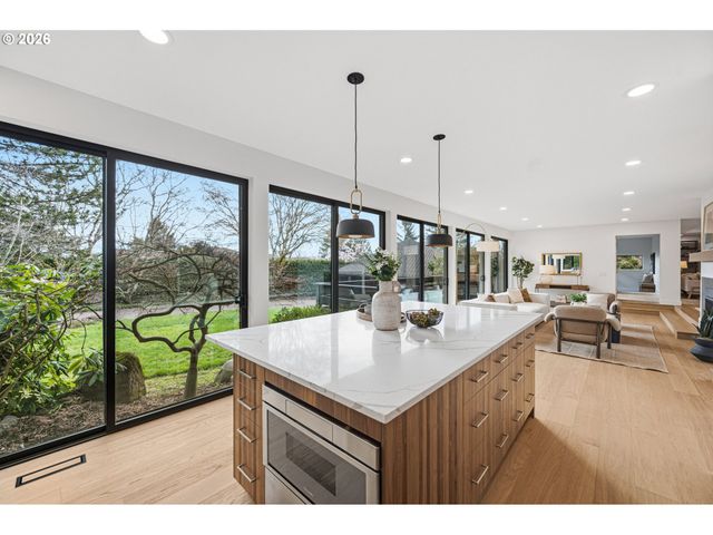 28 MONTICELLO Dr, Lake Oswego, OR 97035