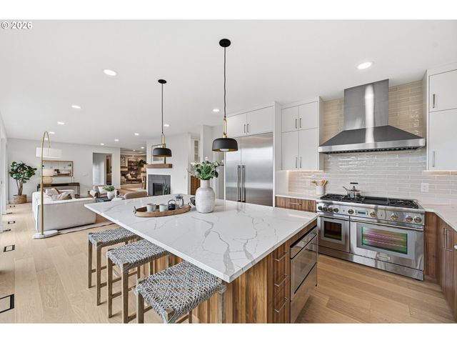 28 MONTICELLO Dr, Lake Oswego, OR 97035