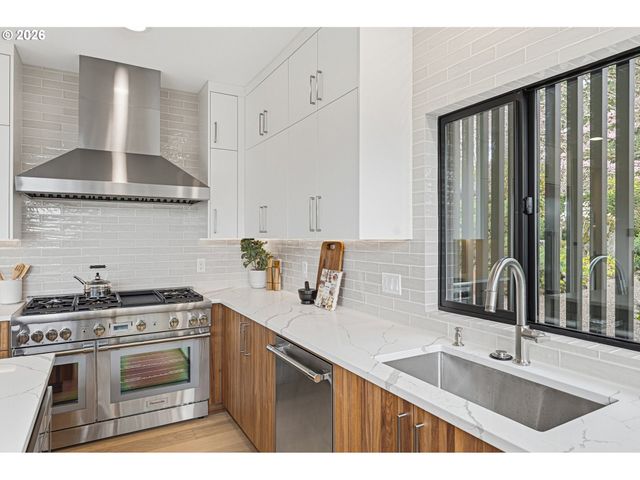 28 MONTICELLO Dr, Lake Oswego, OR 97035