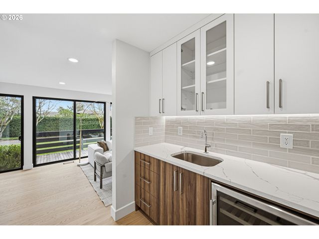 28 MONTICELLO Dr, Lake Oswego, OR 97035