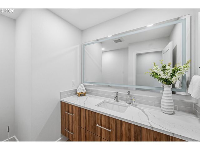 28 MONTICELLO Dr, Lake Oswego, OR 97035