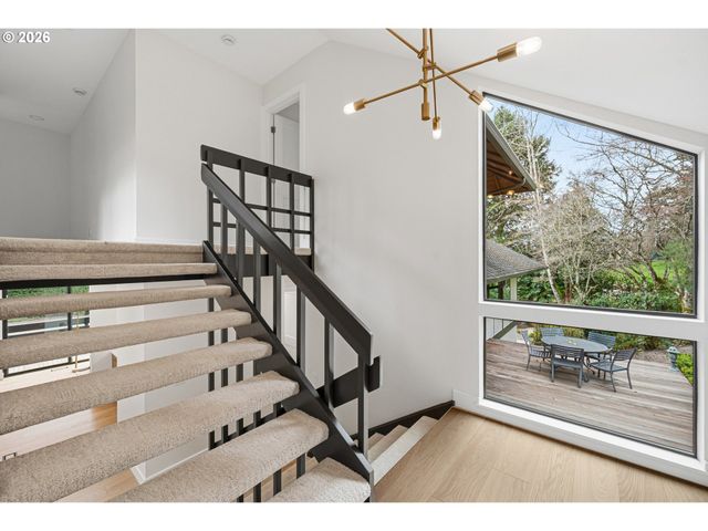 28 MONTICELLO Dr, Lake Oswego, OR 97035