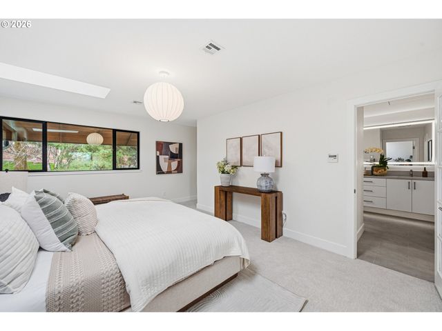 28 MONTICELLO Dr, Lake Oswego, OR 97035