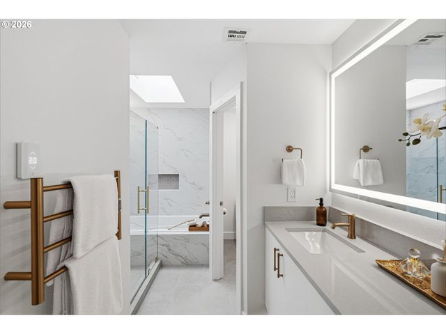 28 MONTICELLO Dr, Lake Oswego, OR 97035