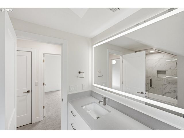 28 MONTICELLO Dr, Lake Oswego, OR 97035