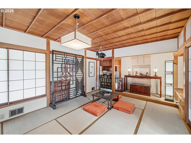 28 MONTICELLO Dr, Lake Oswego, OR 97035