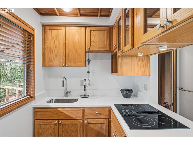 28 MONTICELLO Dr, Lake Oswego, OR 97035