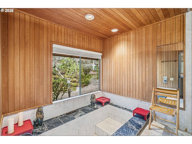 28 MONTICELLO Dr, Lake Oswego, OR 97035