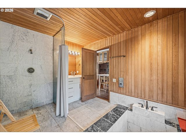 28 MONTICELLO Dr, Lake Oswego, OR 97035