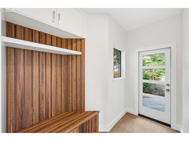 28 MONTICELLO Dr, Lake Oswego, OR 97035