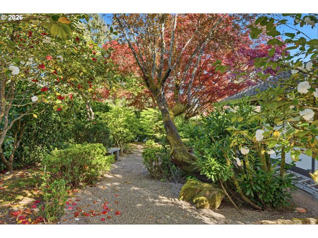 28 MONTICELLO Dr, Lake Oswego, OR 97035