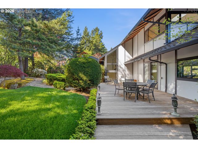 28 MONTICELLO Dr, Lake Oswego, OR 97035