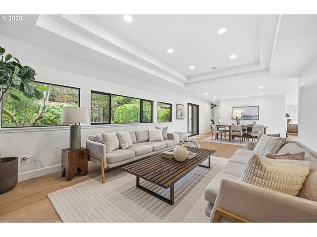 28 MONTICELLO Dr, Lake Oswego, OR 97035