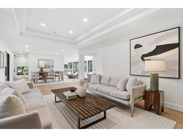 28 MONTICELLO Dr, Lake Oswego, OR 97035