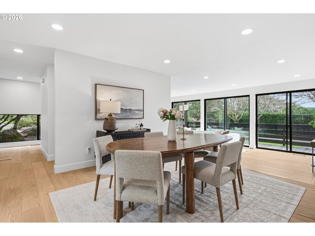 28 MONTICELLO Dr, Lake Oswego, OR 97035