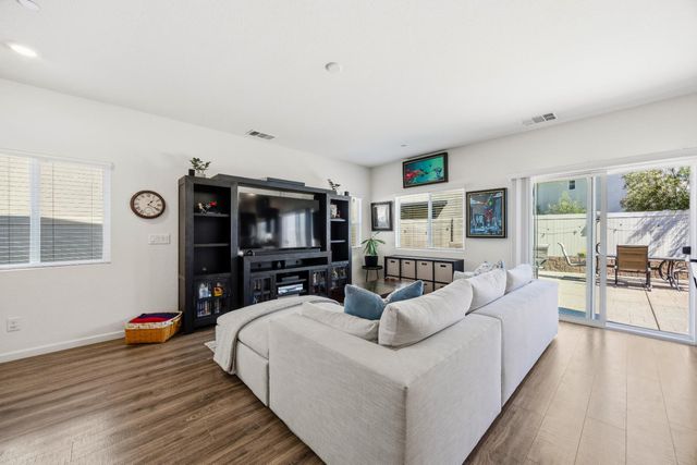 3730 Roseparke Way, Sacramento, CA 95834