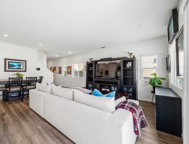 3730 Roseparke Way, Sacramento, CA 95834