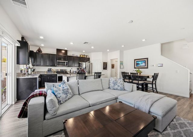 3730 Roseparke Way, Sacramento, CA 95834