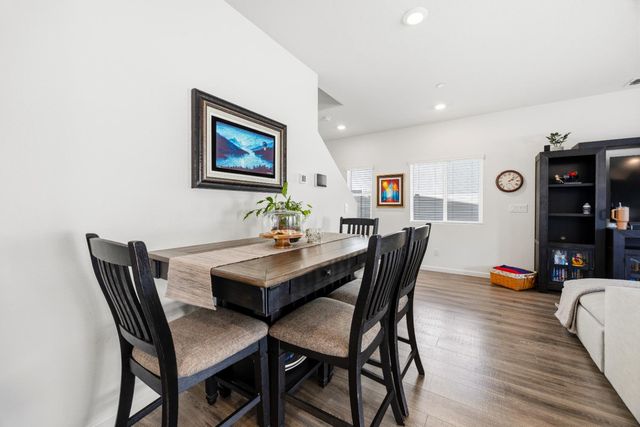 3730 Roseparke Way, Sacramento, CA 95834