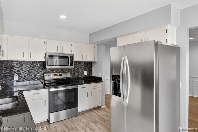 8092 Willow Lane, Warren, MI 48093
