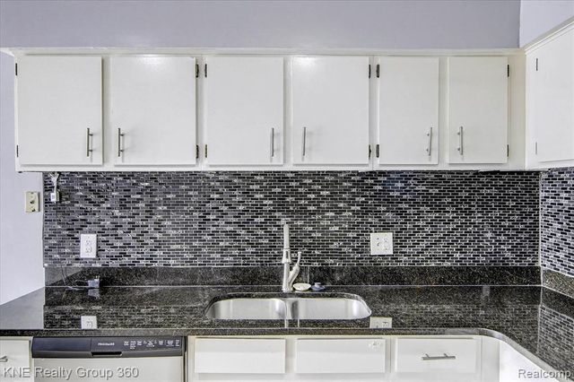 8092 Willow Lane, Warren, MI 48093