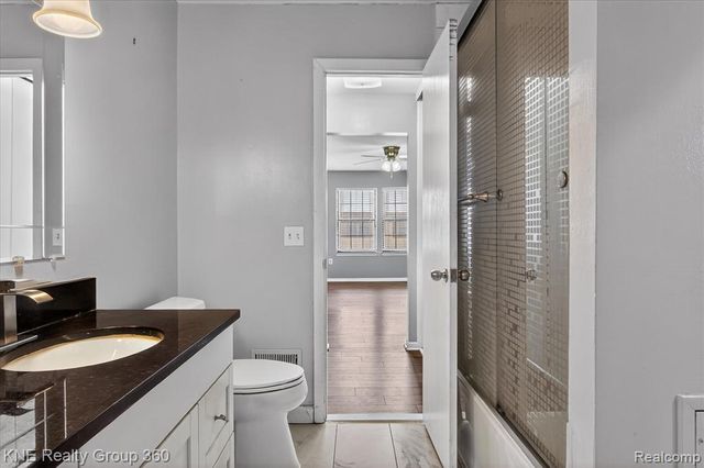 8092 Willow Lane, Warren, MI 48093