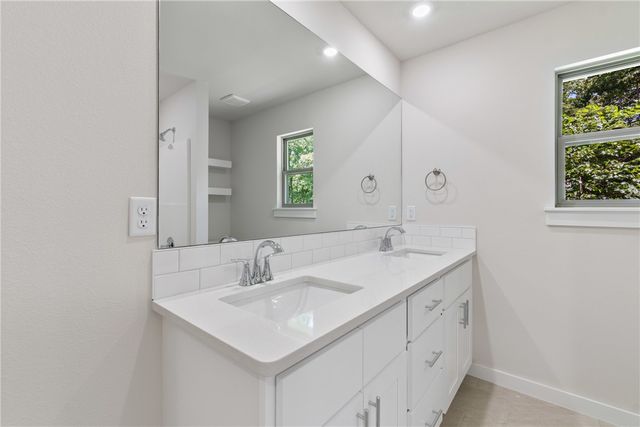 17 Hollow Way, Bella Vista, AR 72715