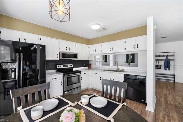 1105 Spindle XING, Virginia Beach, VA 23455