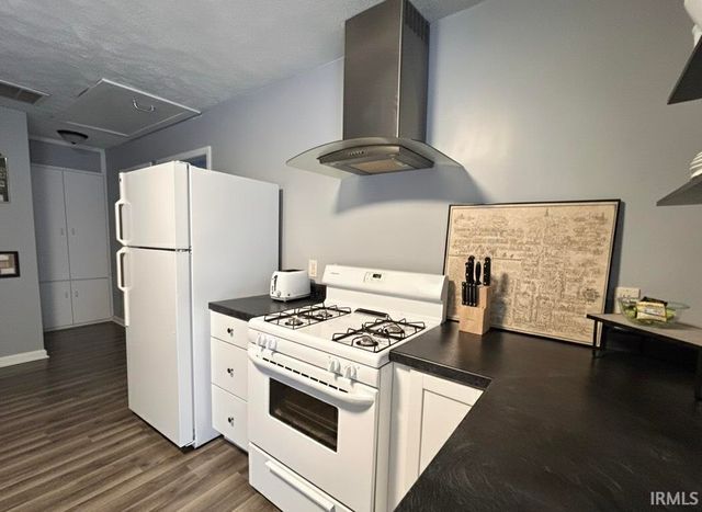 51651 Hollyhock Road, South Bend, IN 46637