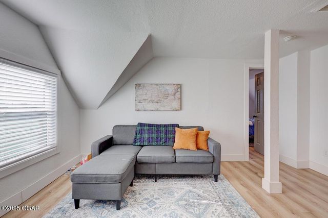 2121 S Pearl Avenue, Joplin, MO 64804