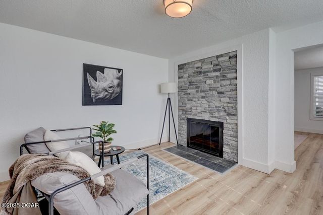 2121 S Pearl Avenue, Joplin, MO 64804