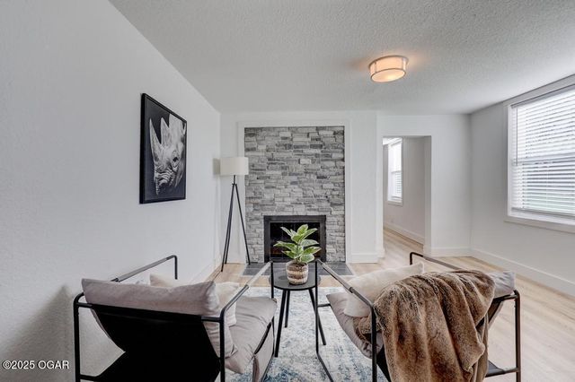 2121 S Pearl Avenue, Joplin, MO 64804