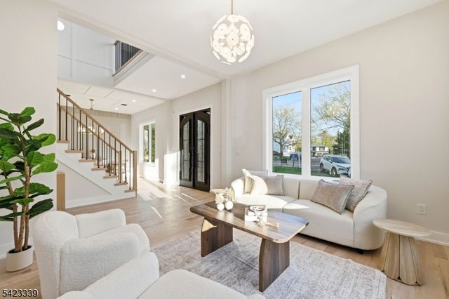 11 Elmwood Ct, Livingston Twp., NJ 07039