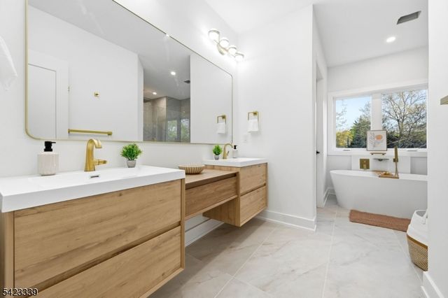 11 Elmwood Ct, Livingston Twp., NJ 07039