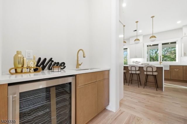 11 Elmwood Ct, Livingston Twp., NJ 07039