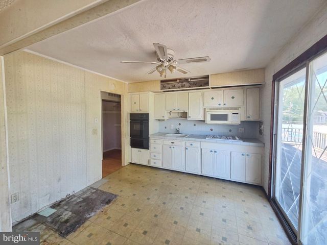 101 SCHOOLHOUSE LN, Mount Laurel, NJ 08054