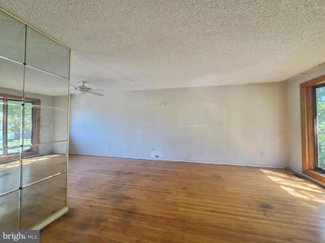 101 SCHOOLHOUSE LN, Mount Laurel, NJ 08054