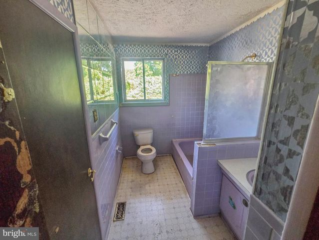 101 SCHOOLHOUSE LN, Mount Laurel, NJ 08054