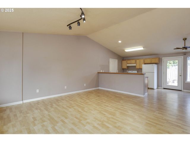 3716 E St, Springfield, OR 97478