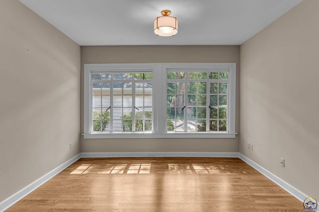 2 SW Westboro PL, Topeka, KS 66604