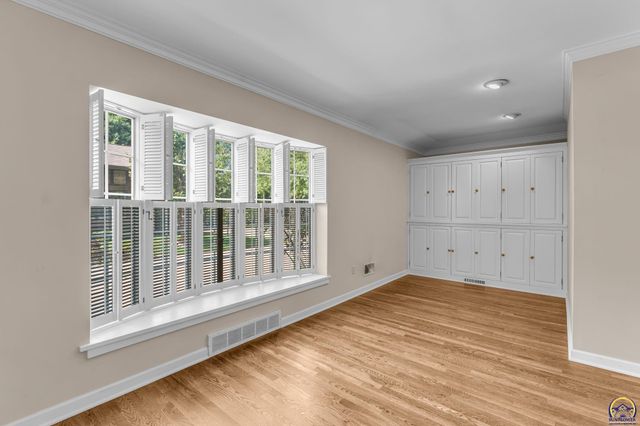 2 SW Westboro PL, Topeka, KS 66604