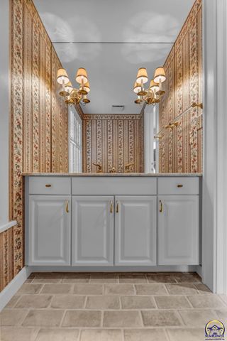 2 SW Westboro PL, Topeka, KS 66604